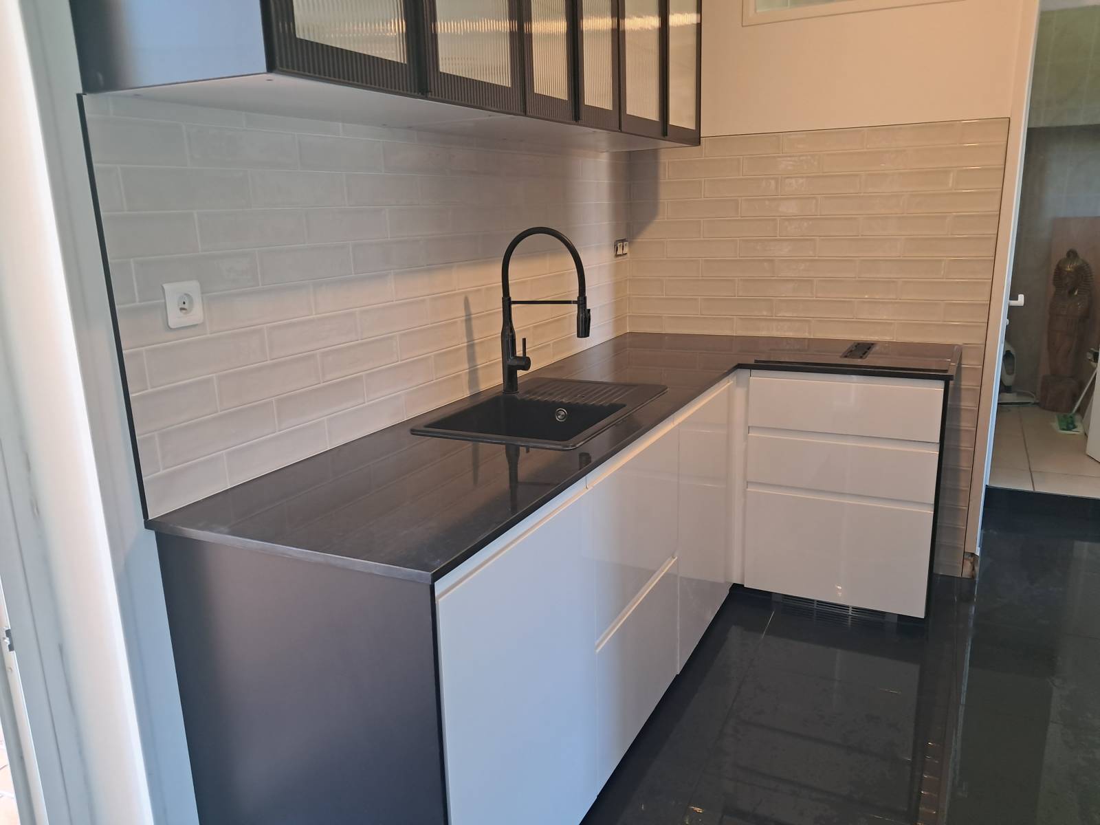 Pose de dalle PVC à clipser Gerflor pour espaces professionnels ou privés, avec options personnalisées pour un design moderne et fonctionnel Lyon dans le Rhône 69