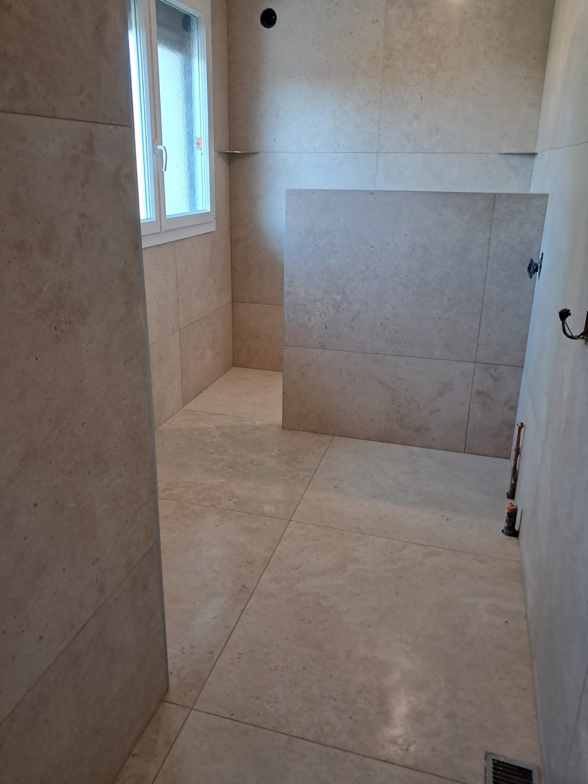 Rénovation de carrelage intérieur au sol pour particuliers et professionnels avec carrelage effet béton durable et facile d’entretien Saint-Didier-au-Mont-d'Or dans l'Ouest lyonnais 69370