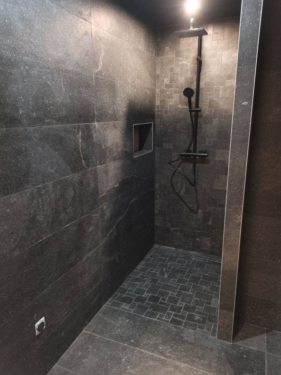 Installateur de carrelage sur plot sur un balcon avec carrelage effet parquet ou béton facile d’entretien et très résistant Villeurbanne 69100 proche Caluire-et-Cuire