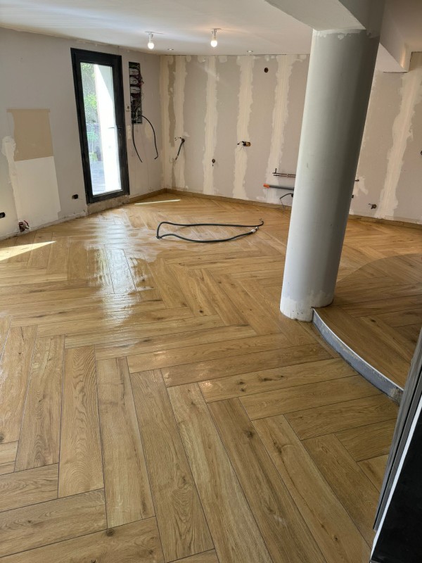 Pose de parquet massif à bâtons rompus sur chape parfaitement plane dans salon haut de gamme à Chassieu