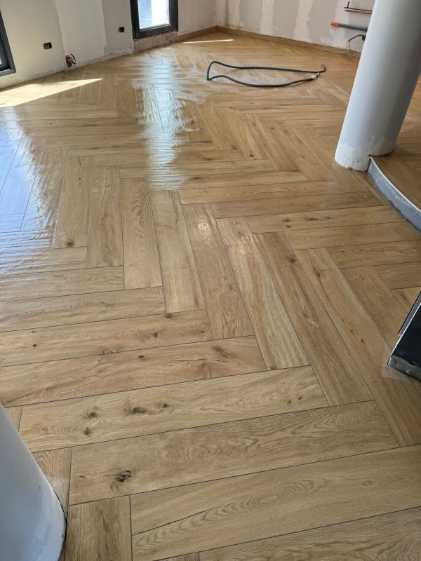 Pose de parquet massif à bâtons rompus sur chape parfaitement plane dans salon haut de gamme à Chassieu