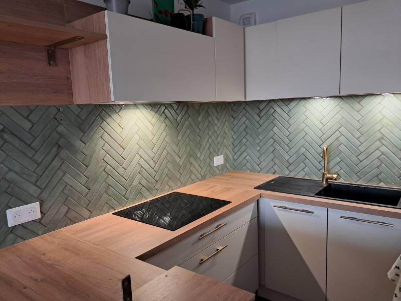 Création d’une crédence de cuisine à Villeurbanne avec pose en chevron format 6x24cm de marque Marazzi