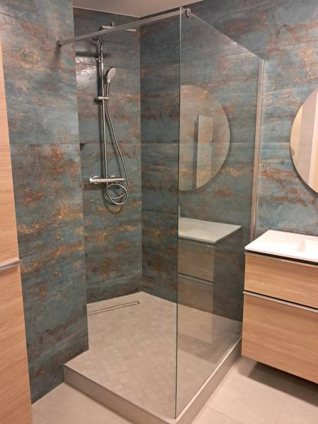 Réalisation d’une salle de bain élégante à Genas  avec carrelage mural original et mosaïque au sol