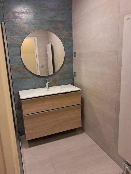 Réalisation d’une salle de bain élégante à Genas  avec carrelage mural original et mosaïque au sol