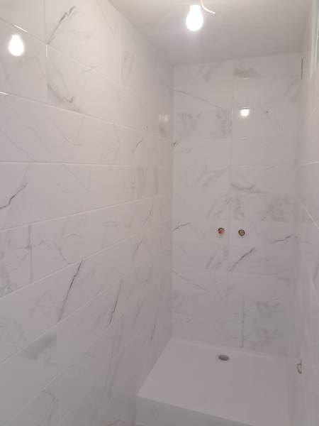 Pose de carrelage effet marbre dans une salle de bain clé en main avec robinetterie design à Genas 69740 proche Vénissieux