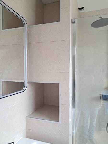 Carreleur à Decines : Création de niche carrelée avec profilé de finition alu anodisé dans une salle de bain