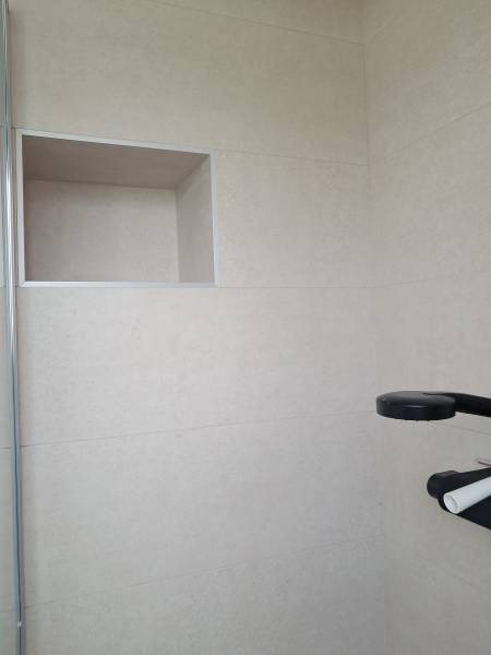 création de niche carreler avec profilé de finition alu anodisé dans une salle de bain à Decines