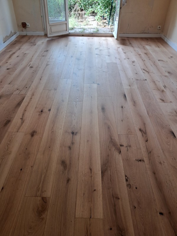 Réalisation d’un sol en parquet flottant sur chape liquide pour une finition haut de gamme dans un bureau à Genas 69740 Rhône