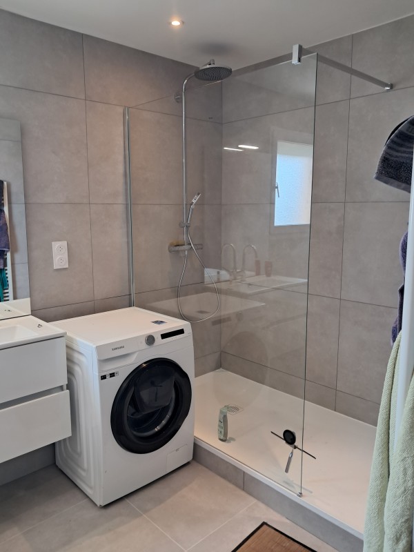 Rénovation d'une salle de bain dans le secteur de Beynost proche Montluel faience grand format avec depose du carrelage sol et mur