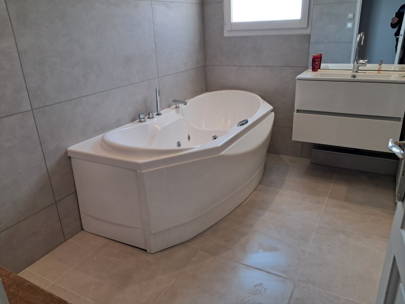 Rénovation d'une salle de bain dans le secteur de Beynost proche Montluel faience grand format avec depose du carrelage sol et mur