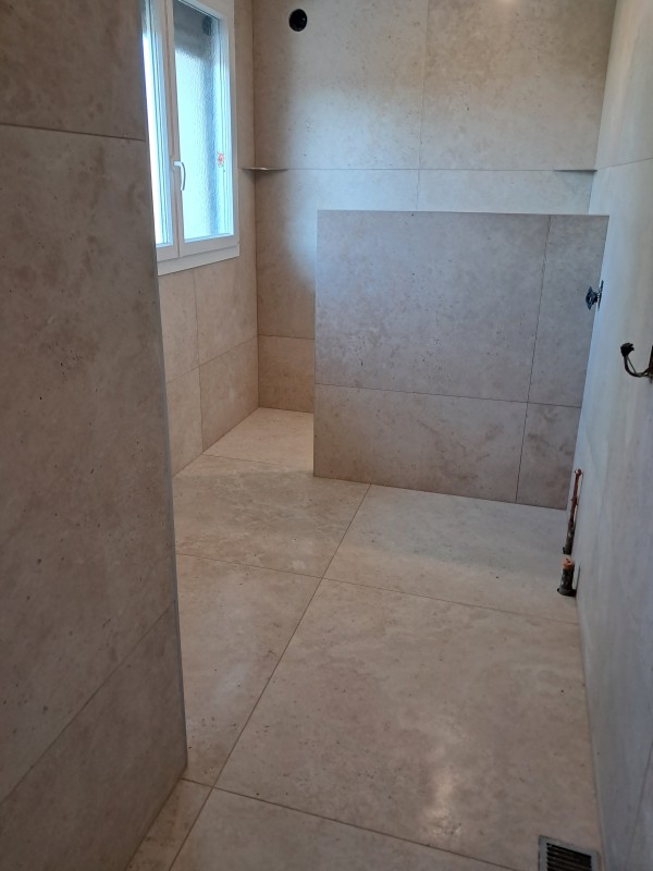 Réalisation d’une salle de bain design avec carrelage grand format et meuble suspendu dans une villa à Genas 69740 Rhône