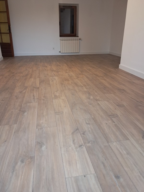 Pose de lames PVC imitation bois en pose plombante sans colle sur chape lissée à Vénissieux