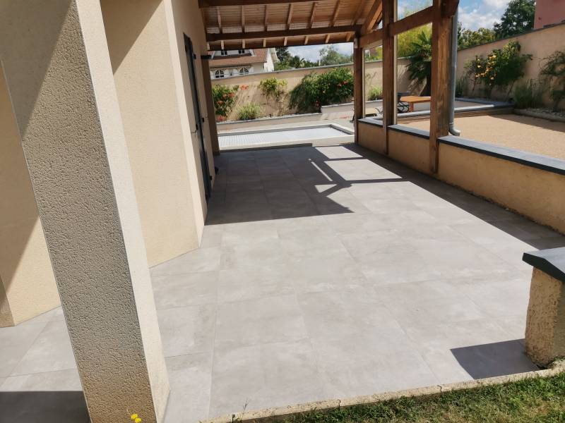 Quel est le prix moyen au m² pour une pose de carrelage extérieur en grès cérame à Lyon 69000 ?