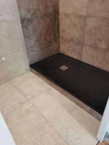 Pose de carrelage à Lyon par Curtat Carrelage: Peut-on poser du carrelage extérieur sous la pluie sans risque d’adhérence réduite à Lyon dans le Rhône 69 ?