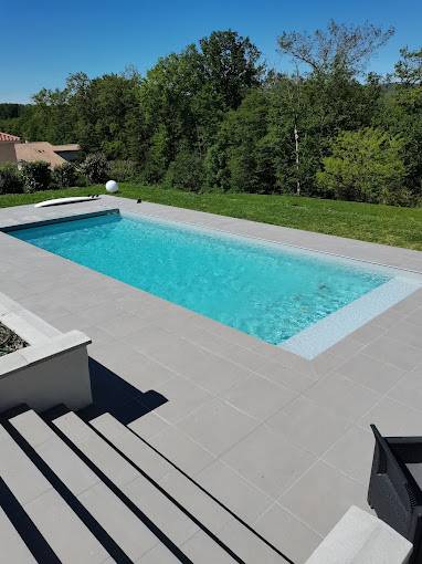 Réalisation d’un dallage grès cérame extérieure en format 60x60 en 20mm en contour de piscine avec pose de margelle a la tour de Salvagny