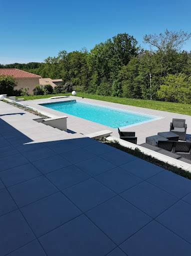 Réalisation d’un dallage grès cérame extérieure en format 60x60 en 20mm en contour de piscine avec pose de margelle a la tour de Salvagny