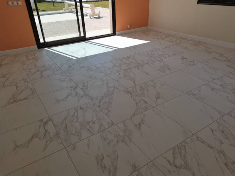 Réalisation d’une pose de carrelage grès cérame imitation marbre 60x60 cm de la marque Italgraniti en rénovation sur le secteur de Villette d’Anthon