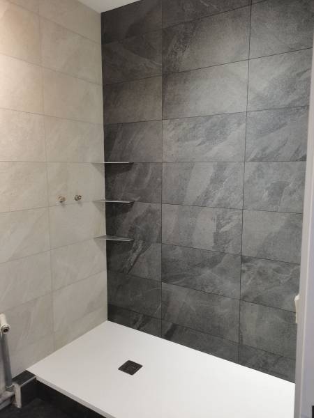 Rénovation d’une salle de bain avec carrelage mural effet pierre naturelle et douche à l’italienne sur mesure à Genas 69740 Rhône