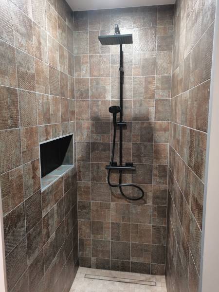 Réalisation de deux salles de bain avec douches à l’italienne carrelé en carreaux de ciment lors de la construction d'une maison neuve à Jons dans le 69