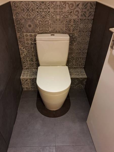 Carreleur à Villeurbanne : dépose et pose de carrelage mur et sol dans un WC appartement à Villeurbanne (69100)