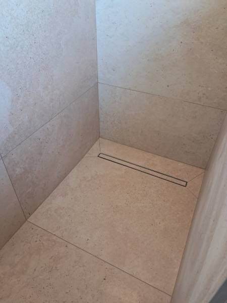 Devis pose carrelage dans une salle de bain mur et sol avec carrelage antidérapant 1m x 1m dans un appartement à Villeurbanne proche de Lyon