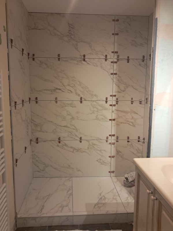 Prix pour réalisation d'une douche italienne carrelage effet marbre 60x120cm, avec caniveau carrelé à Meyzieu (69): 2500€ TTC