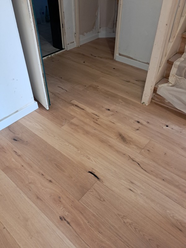 Réalisation d’un sol en parquet flottant sur chape liquide pour une finition haut de gamme dans un bureau à Genas 69740 Rhône