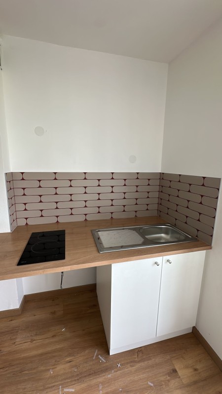 Installation d’une crédence de cuisine en carrelage effet bois assortie au plan de travail dans une maison à Genas 69740 proche Chassieu