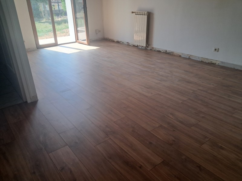 Pose de parquet stratifié hydrofuge en pose flottante sur sous-couche désolidarisante à Villeurbanne 69100