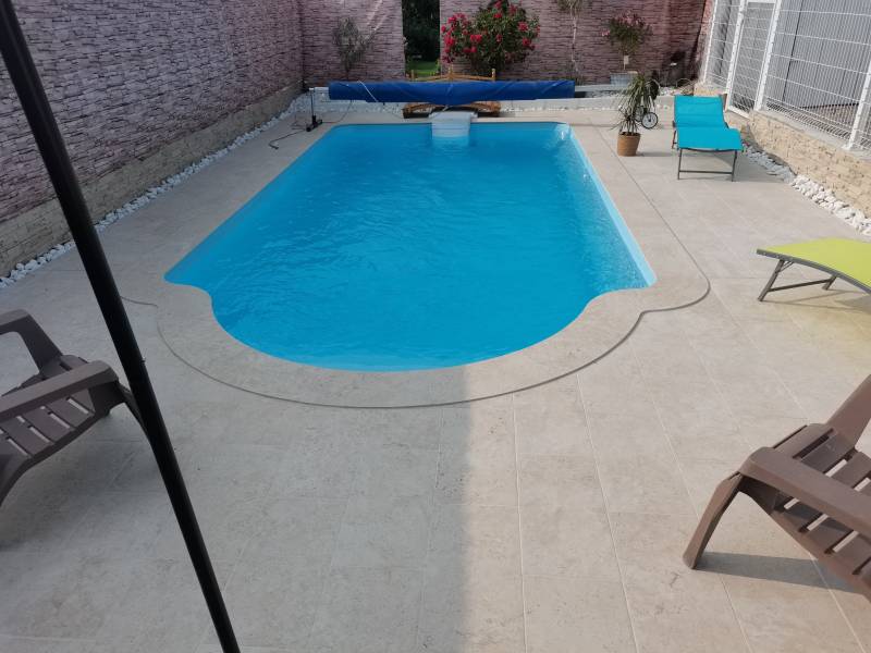 Pose de carrelage à Lyon par Curtat Carrelage: Peut-on poser du carrelage extérieur sous la pluie sans risque d’adhérence réduite à Lyon dans le Rhône 69 ?